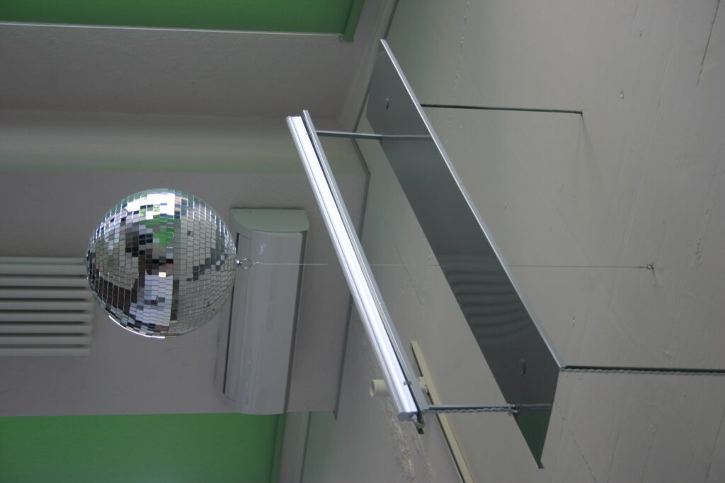 Linear pendant light