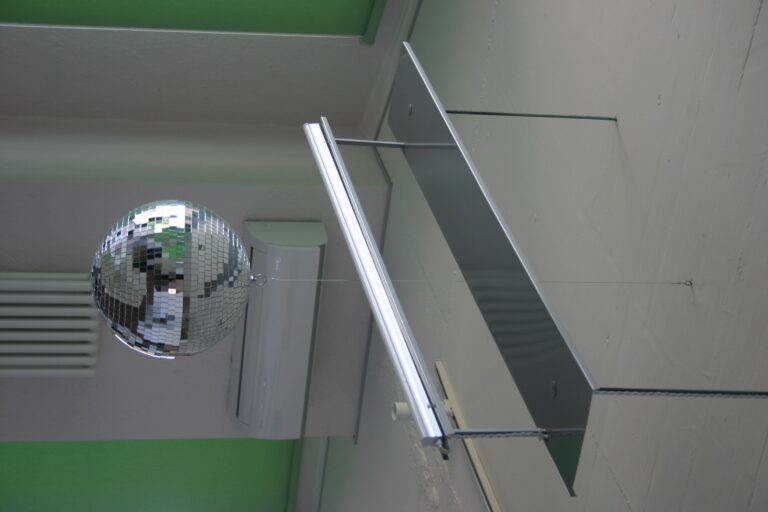 Linear pendant light