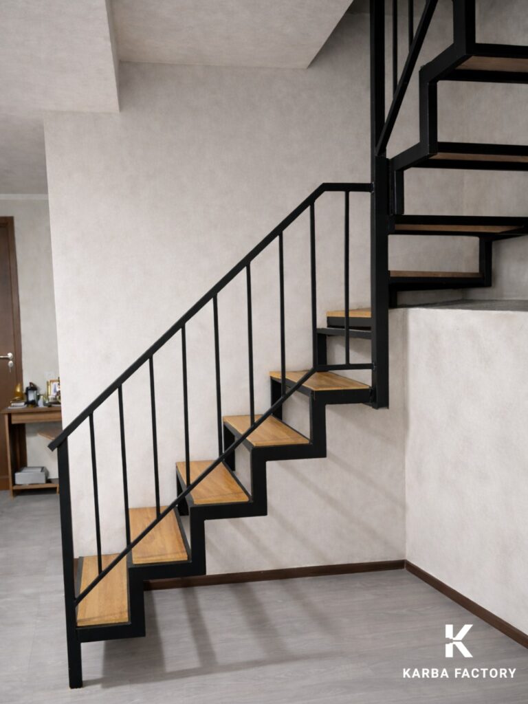 Stair with oak treads and steel balustrade