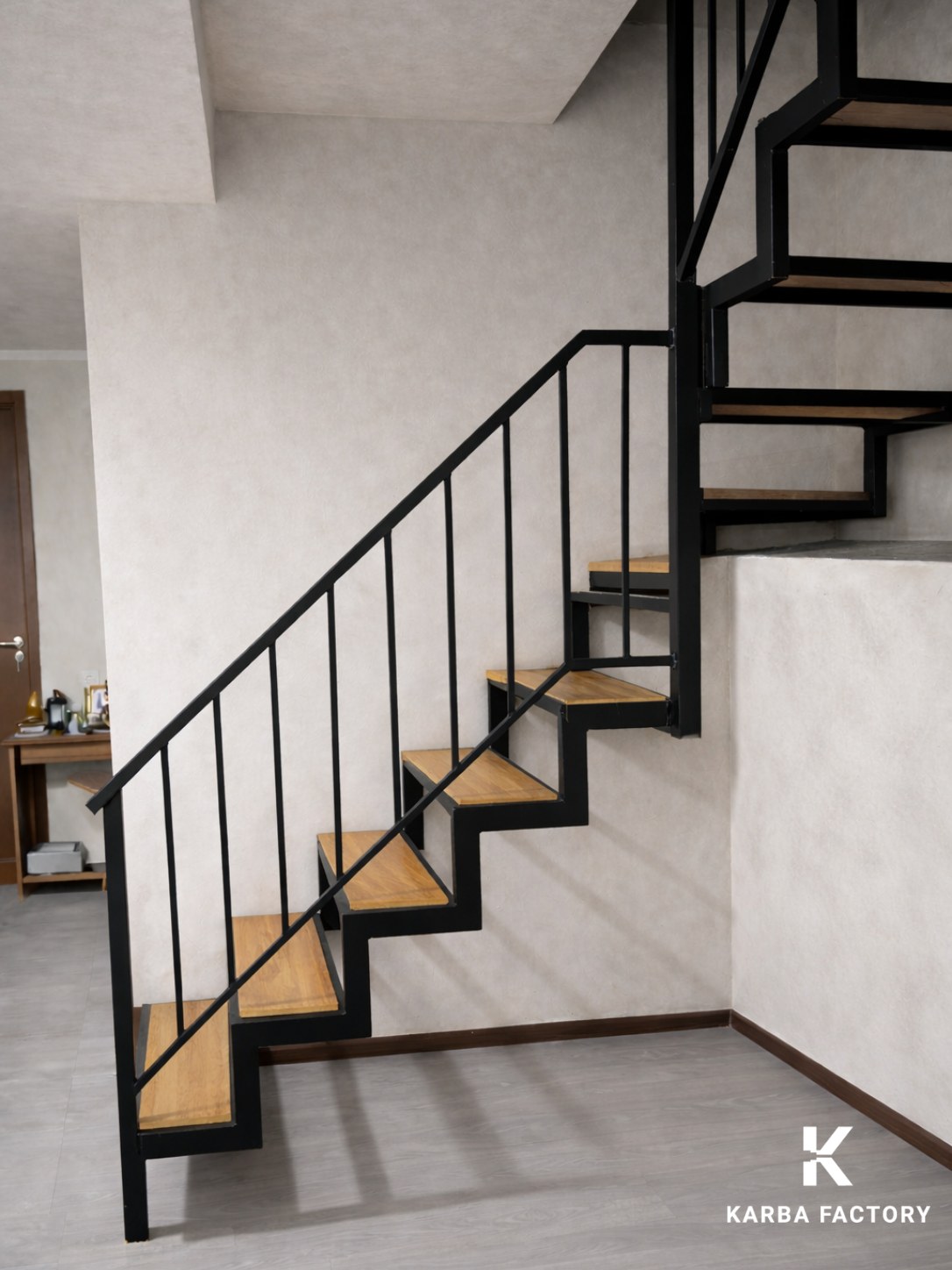 Stair with oak treads and steel balustrade